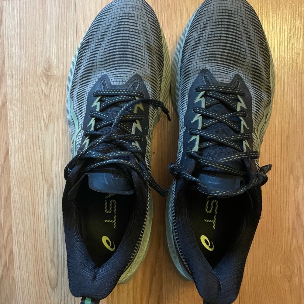 ASICS Novablast 3 Men's Black and Gray Running Shoes